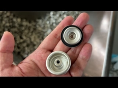 Πλαστική βαλβίδα επαναπλήρωσης φωτιστήριου αερίου με καθαρό λακαρισμένο φλιτζάνι τοποθέτησης